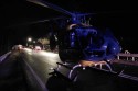 Helikopter ratunkowy na drodze w nocy