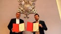 Burmistrz Wadowic Bartosz Kaliński i rektor UP ks. Prof. Wojciech Zyzak podpisali list intencyjny