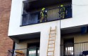 Trzeźwa postawa budowlańców, mogło spłonąć mieszkanie. Ogień pojawił się na balkonie