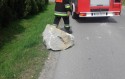 Półtonowy głaz wypadł z ciężarówki na drogę w Łękawicy