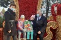 Burmistrz Augustyn Ormanty z rodziną wypróbowali fotel świetego Mikołaja