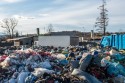 Śmieci wurzucano na działce przy ulicy Polnej w Wadowicach