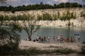 Mandaty dla plażowiczów w Zakrzówku. Niektórzy wciąż skaczą do wody ze skalnych osuwisk